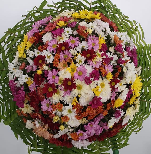 Coroa de flores  do campo variadas, com faixa cavalete